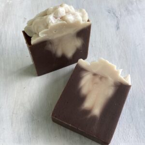 Sweet, silly, and soft as a snowflake, made with creamy goat’s milk, nourishing honey, and a scent that’s pure holiday cheer. Inspired by the whimsical “Cotton-Headed Ninny Muggins” fragrance, it’s a cozy blend of sugary vanilla, soft peppermint, and just a hint of festive mischief. Gentle on skin, big on joy—this bar is Buddy-approved.