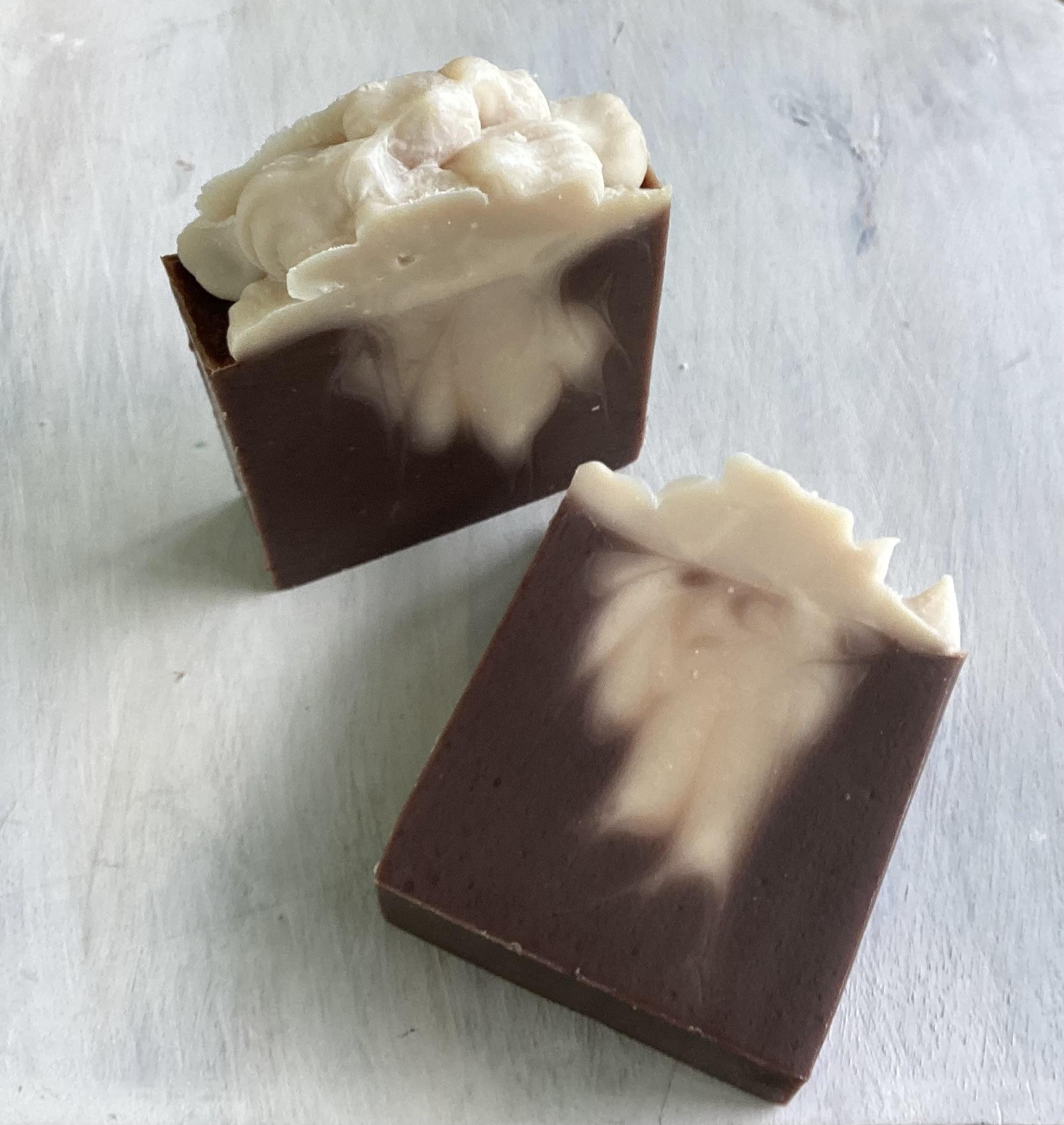 Sweet, silly, and soft as a snowflake, made with creamy goat’s milk, nourishing honey, and a scent that’s pure holiday cheer. Inspired by the whimsical “Cotton-Headed Ninny Muggins” fragrance, it’s a cozy blend of sugary vanilla, soft peppermint, and just a hint of festive mischief. Gentle on skin, big on joy—this bar is Buddy-approved.