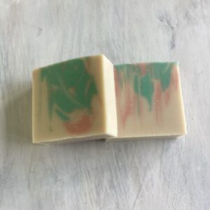 A bold and sophisticated blend that captivates the senses. Fruity and floral top notes create a vibrant opening, while the crisp, fresh scent of apple and the exotic saguano flower add a unique green dimension at the heart. The fragrance is beautifully grounded with a warm base of musk, amber, and patchouli, delivering a woody, resinous finish that’s irresistibly masculine. Ingredients: Goats milk, saponified Lard, Coconut oil, Olive Oil, Canola Oil. Fragrance oil and mica